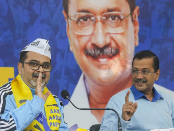 দিল্লিতে ভোটের আগেই চমক, আপে যোগ ইউপিএসসি &lsquo;গুরু&rsquo; অবধ ওঝার