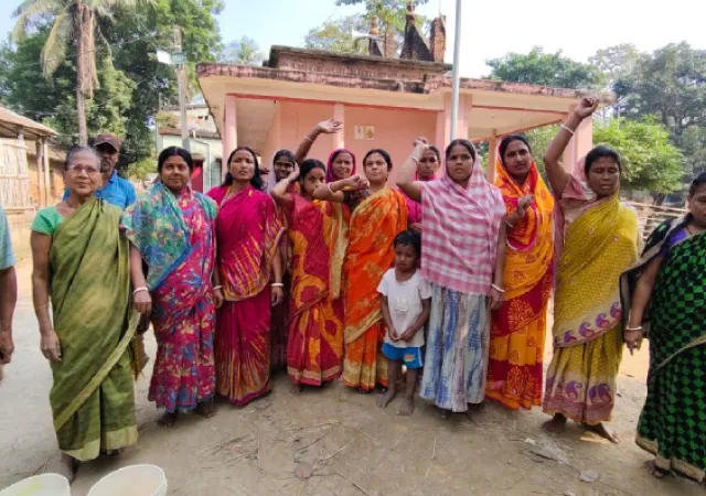 পানীয় জলের দাবিতে বালতি নিয়ে বিক্ষোভ চন্দ্রপাড়ায়