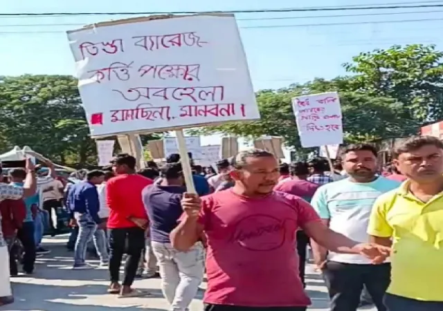 তিস্তা ব্যারেজ দিয়ে ডাম্পার চলাচলের দাবিতে অবরোধ