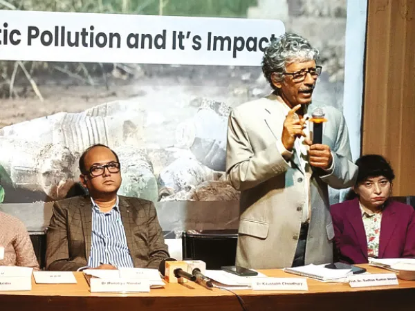 কলকাতার &lsquo;ভিলেন&rsquo; সিঙ্গল ইউজ প্লাস্টিক,&nbsp;পর্ষদের সহায়তা চান মেয়র, ক্যারি ব্যাগ পছন্দ ৫৫ শতাংশ মানুষের
