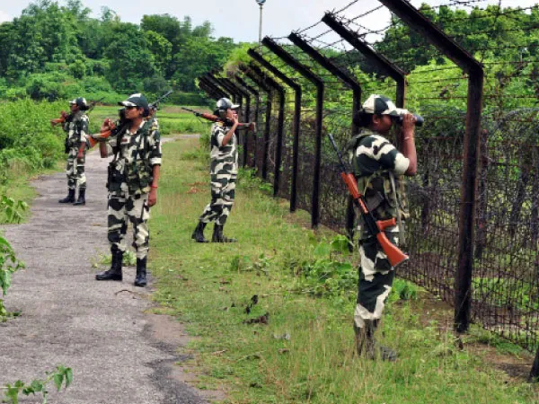 সীমান্তে পাচার রুখতে গেলে বিএসএফকে আক্রমণ, গুলিতে হত বাংলাদেশি পাচারকারী