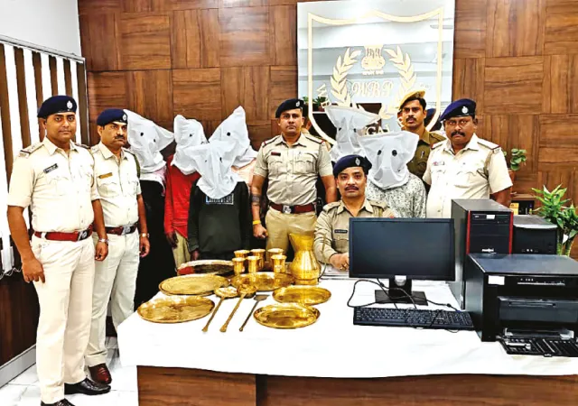 পুলিসি অভিযানে কাটোয়ায় গ্রেপ্তার ছয় দাগী চোর, উদ্ধার চোরাই জিনিস