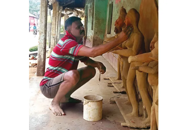 শারীরিক প্রতিবন্ধকতাকে উপেক্ষা করে প্রতিমা গড়েন মানকরের রাজু