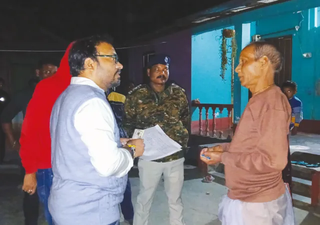 পাকা বাড়ি, গাড়ি সত্ত্বেও আবাসে নাম আবেদনকারীদের প্রকাশ্যে ধমক বিডিও&rsquo;র