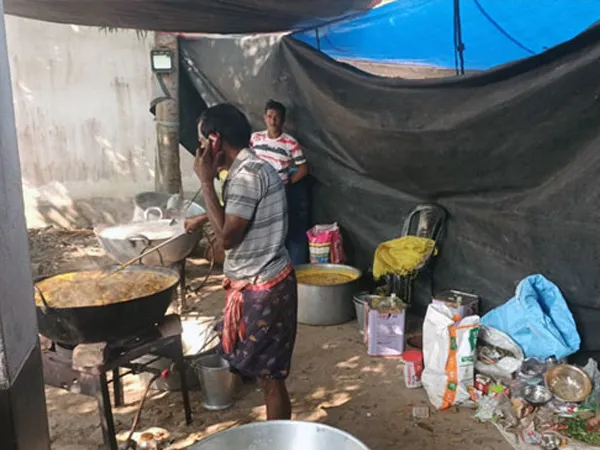 কাটোয়ায় ক্লাস চলাকালীনই শ্রাদ্ধানুষ্ঠানের ভোজের রান্না স্কুলবাড়িতে, বিতর্ক