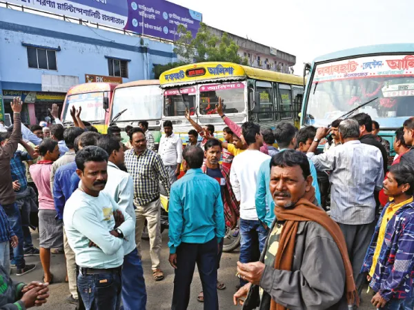 সংঘাত টোটো চালকদের সঙ্গে, দিনভরই বাস বন্ধ