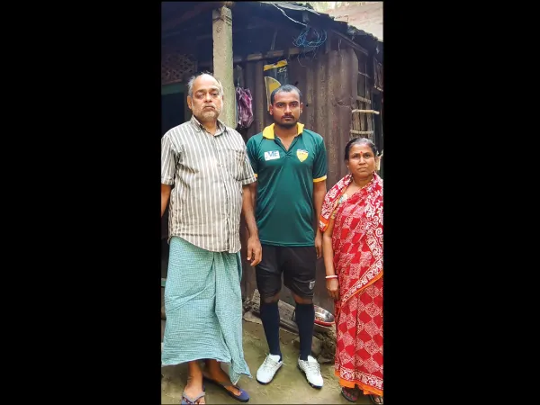 নামী দলের গোলরক্ষক হওয়ার স্বপ্ন বুকে নিয়ে লড়াই চালাচ্ছেন রামকৃষ্ণ