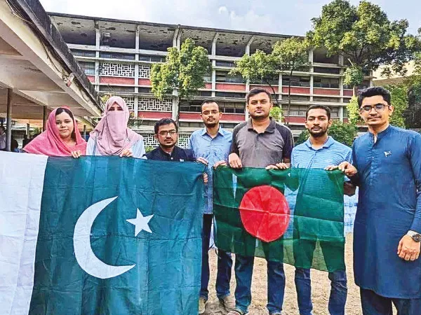 জুতো উপহার এবং বাংলাদেশের পাকিস্তান প্রেম
হারাধন চৌধুরী