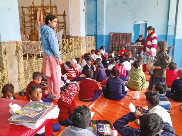 শতাব্দীপ্রাচীন স্কুলে নিজস্ব ভবন নেই পুরুলিয়া শহরে মন্দিরেই চলছে ক্লাস
