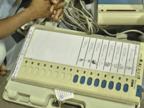 ইভিএম কারচুপি! পুলিসের বাধায় ব্যালট পেপারে &lsquo;ভোট&rsquo; বাতিল মহারাষ্ট্রের গ্রামে