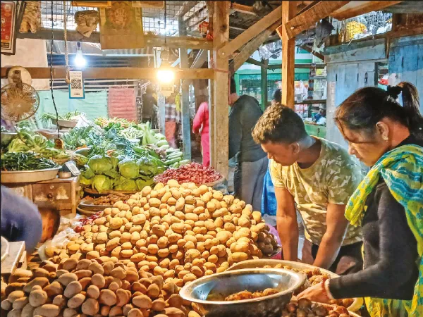 ধর্মঘট না হলেও বাজারে আলু কিনতে হাতে ছ্যাঁকা