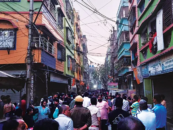 &lsquo;মিথ্যে মামলা&rsquo;য় জেলে বাবা, আত্মঘাতী মেয়ে, লেকটাউনে বিক্ষোভ