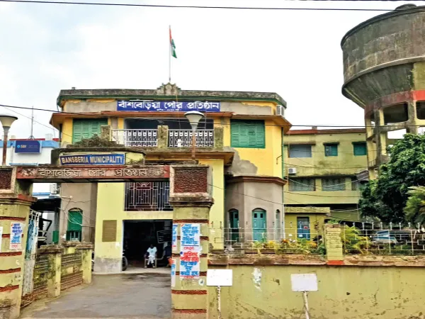 ত্রিবেণী শ্মশানগামী বিকল্প সড়কের প্রতিশ্রুতি রাখেনি পুরসভা, ক্ষোভ