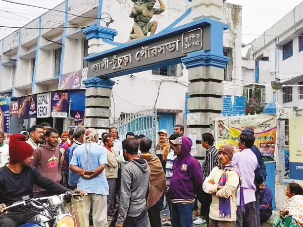 জঞ্জালে ঢেকেছে চুঁচুড়া, অস্থায়ী বয়স্ক কর্মীদের&nbsp; ছাঁটাইয়ের ভাবনাকে ঘিরে নতুন দ্বন্দ্বের ইঙ্গিত