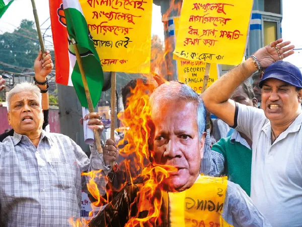 ধৃত সন্ন্যাসী জেলেই, বাংলাদেশে ভয়ে পরিচয় লুকোচ্ছেন হিন্দুরা
