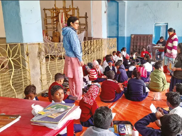 শতাব্দীপ্রাচীন স্কুলে নিজস্ব ভবন নেই পুরুলিয়া শহরে মন্দিরেই চলছে ক্লাস