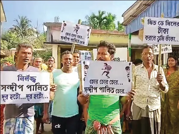 প্রধান শিক্ষকের বিরুদ্ধে অনিয়মের অভিযোগ, বিক্ষোভ অভিভাবকদের