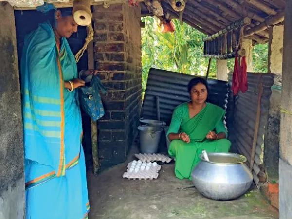 অঙ্গনওয়াড়ি কেন্দ্রের ঘর অমিল, অন্তঃসত্ত্বা, শিশুদের খাবার রান্না হচ্ছে গোয়ালঘরে!&nbsp;