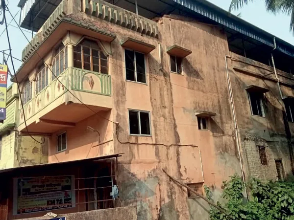বারুইপুরের নেশামুক্তি কেন্দ্রে নাবালক রোগীকে জানালায় বেঁধে নগ্ন করে মারধর,&nbsp;গ্রেপ্তার পরিচালক