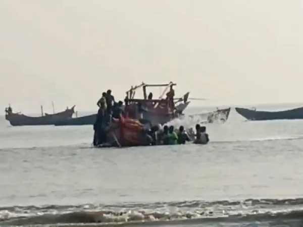সমুদ্রে ডুবল ট্রলার, উদ্ধার মৎস্যজীবীরা