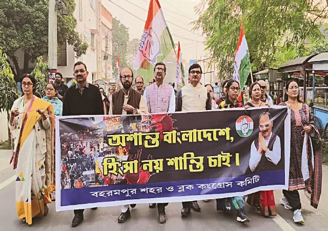 বাংলাদেশে শান্তি চেয়ে বহরমপুরে কংগ্রেসের মিছিল
