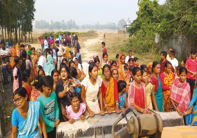 আর্থমুভারের সামনে শুয়ে বাধা মহিলাদের, বিক্ষোভ