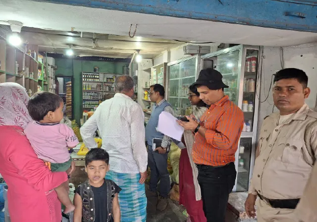 দোকান ছেড়ে দৌড় সার ব্যবসায়ীদের