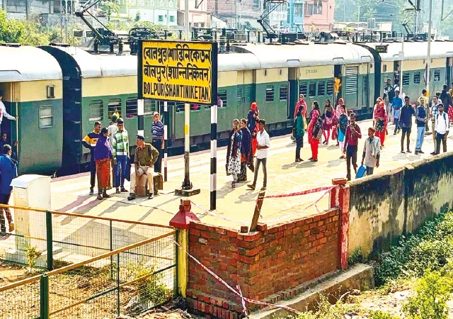 ১ নম্বর প্ল্যাটফর্মের শেষপ্রান্তে পাঁচিল দিল রেল, সমস্যায় যাত্রীরা, ক্ষোভ বাসিন্দাদের