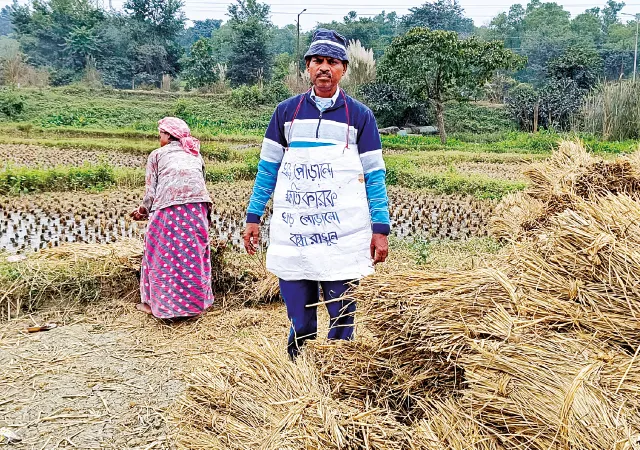 নাড়া পোড়াবেন না, মাঠে গিয়ে চাষিদের সচেতন করছেন দুর্গাপুরের তপন বাউরি