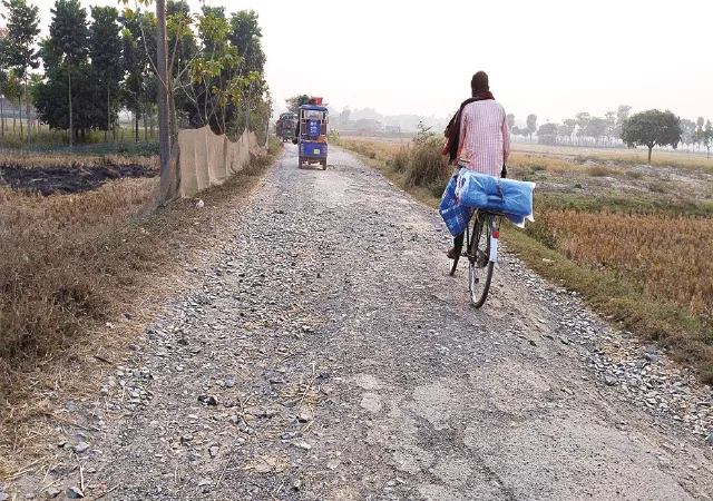 দু&rsquo;বছরেই পিচ উঠে রাস্তা বেহাল