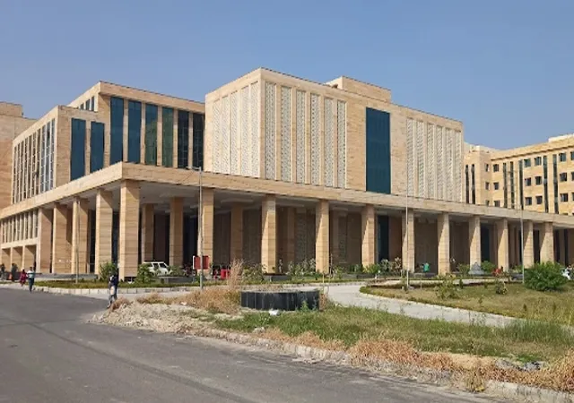 কল্যাণী এইমসে চাকরির দাবিতে বিক্ষোভ, ম্যাকাউটেও উত্তেজনা