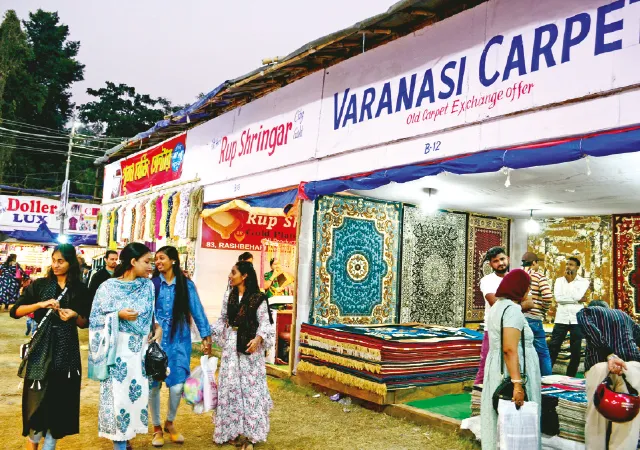 কাশ্মীরি শাল থেকে শাড়ি, ভিন রাজ্যের ব্যবসায়ীদের স্টল থেকে ভালোই বিক্রি