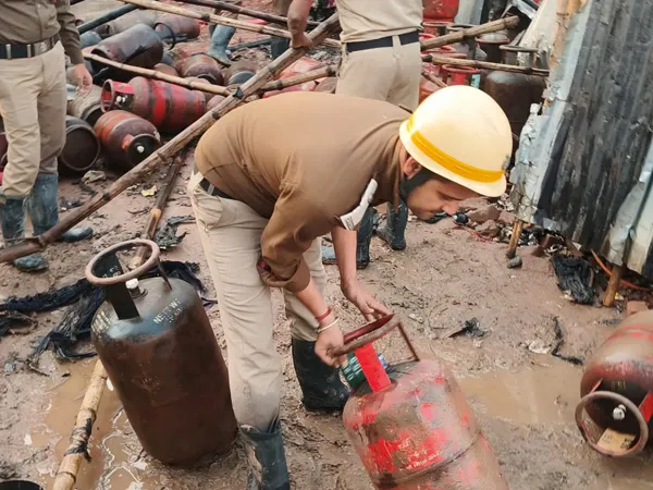 আমডাঙার কারখানায় বিধ্বংসী আগুন, সিলিন্ডার বিস্ফোরণ, এলাকায় আতঙ্ক