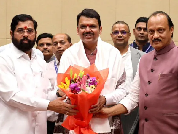 মহারাষ্ট্রের মুখ্যমন্ত্রী পদে শপথ নিলেন দেবেন্দ্র ফড়নবিশ, উপ-মুখ্যমন্ত্রী অজিত ও একনাথ