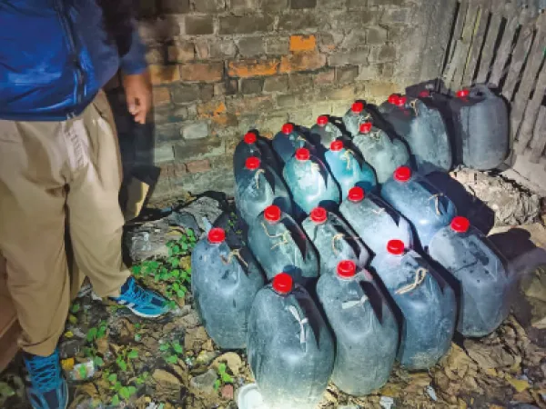 বিয়েবাড়িতে যাওয়ার নামে অটো করে পাচার, উদ্ধার বিপুল পরিমাণ চোলাই