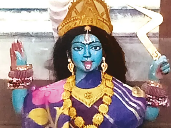 কাচের মন্দিরের মা ত্রিনয়নী