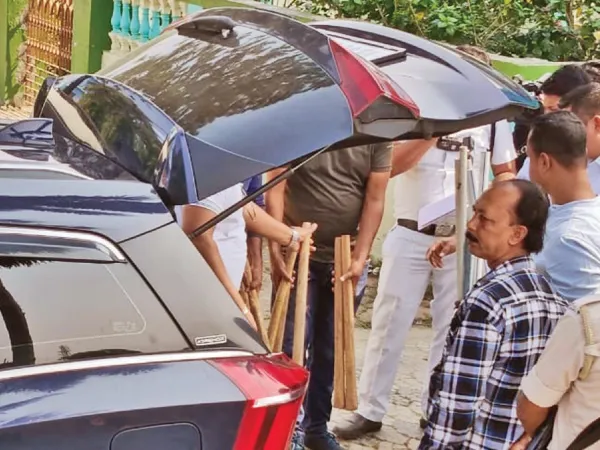 সভাপতি পদে পুনর্বহাল আরাবুল, গাড়িতে পাইপ আর কোদালের বাঁট ঘিরে ফের বিতর্ক