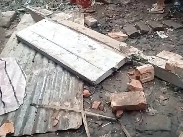 প্রকল্পের নকশা না মেনে নির্মাণ, সানশেড ভেঙে আহত চার শিশু