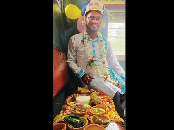 ট্রেনের কামরা সাজিয়ে এলাহি আইবুড়ো ভাত