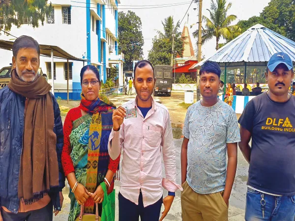 প্রাণভয়ে থানায় আশ্রয় &lsquo;কোটিপতি&rsquo; মত্স্যজীবীর
&nbsp;