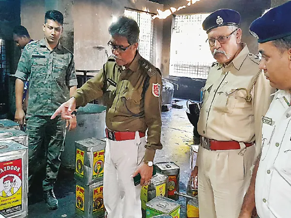 নামী তেল কোম্পানির টিনে ভেজাল ঘি বিক্রি, ব্যবসায়ী গ্রেপ্তার ফুলিয়ায়