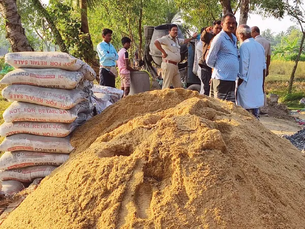 কাকদ্বীপে নিম্নমানের সামগ্রী দিয়ে রাস্তা নির্মাণ, বিক্ষোভ বাসিন্দাদের