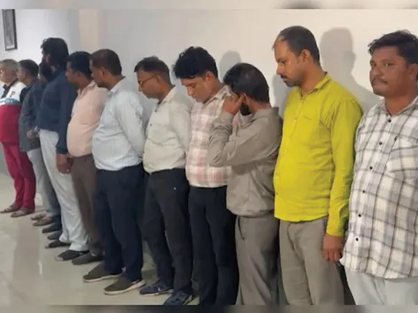 ফেলো কড়ি, মাখো তেল! ৭০ হাজার দিলেই মিলছে ডাক্তারি ডিগ্রি, গুজরাতে গ্রেপ্তার ১৪ ভুয়ো চিকিৎসক
