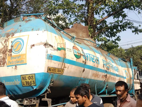 সিঁথিতে ট্যাঙ্কার কাটাইয়ের সময় বিস্ফোরণ, মৃত ১