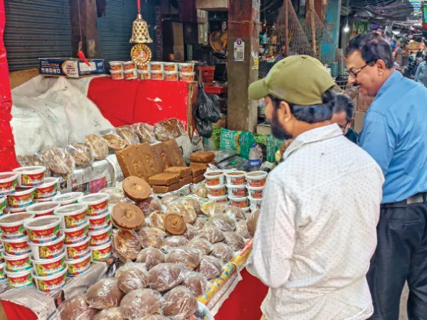 ঠাণ্ডা পড়তেই মালদহে চাহিদা বাড়ছে নলেন গুড়ের রসগোল্লা, সন্দেশের
&nbsp;
