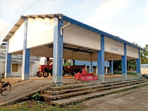 অবহেলায় পড়ে হলদিবাড়ি কৃষক বাজার