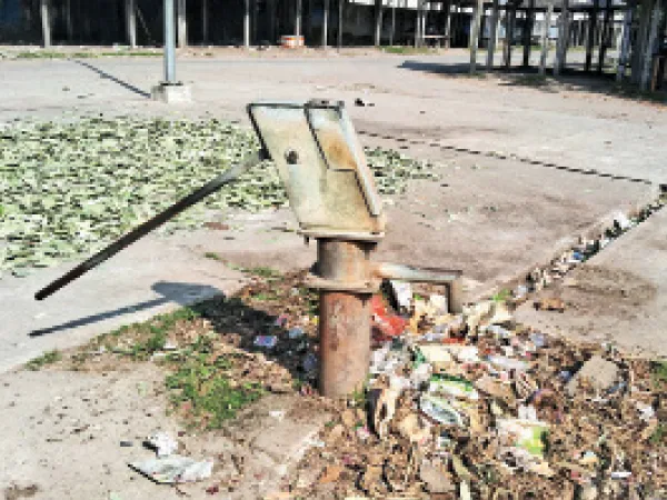 পরিস্রুত জল ও শৌচালয়ের সমস্যা ঐতিহ্যবাহী শিকারপুর হাটে, ক্ষোভ