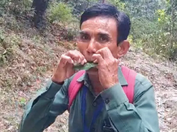গাছের পাতা দিয়ে গানের সুর তোলেন সান্তলাবাড়ির জেমস