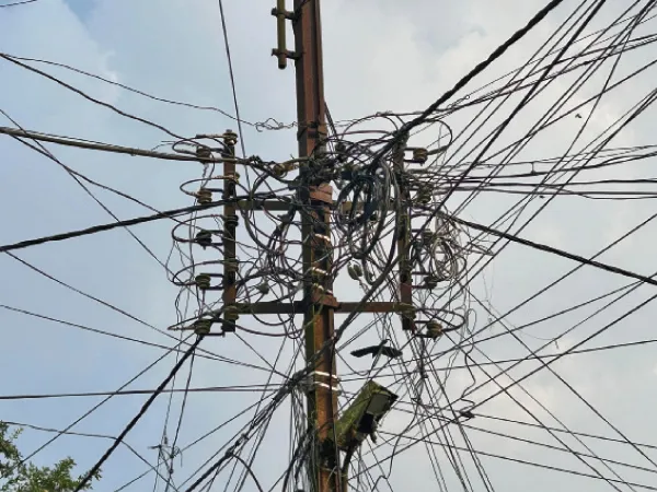 কুন্ডলী পাকিয়ে উন্মুক্ত বিদ্যুৎবাহী তার ময়নাগুড়ি বাজারে, চিন্তায় ব্যবসায়ীরা