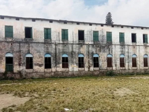 বারুইপুর হাইস্কুল:&nbsp;হেলে গিয়েছে আস্ত দেওয়াল, বিপদের ঝুঁকি